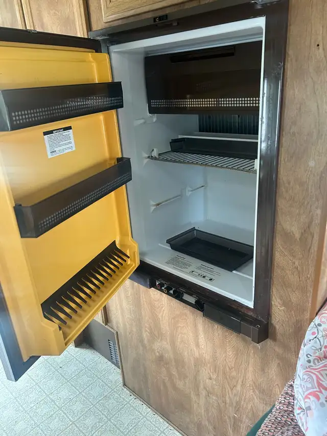 1981 RV with six brand new tires in RV & Camper Parts & Accessories in Cranbrook - Image 6