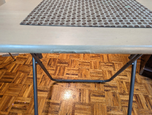 Small Desk / Table Folding Foldable in Desks in Mississauga / Peel Region - Image 4