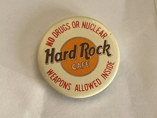 VTG 70s Hard Rock Cafe Large Lapel Coat Hat Pin in Arts & Collectibles in City of Toronto - Image 6