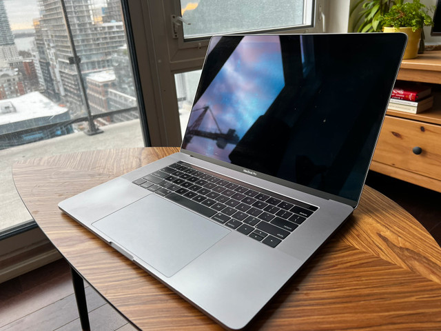 MacBook Pro 2018 15” 16GB RAM 512GB SSD + Case + Privacy