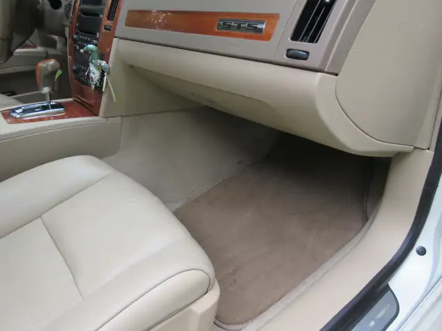 SHOWROOM CONDITION - GORGEOUS CADI STS AWD 121,000 KL62930785120513124