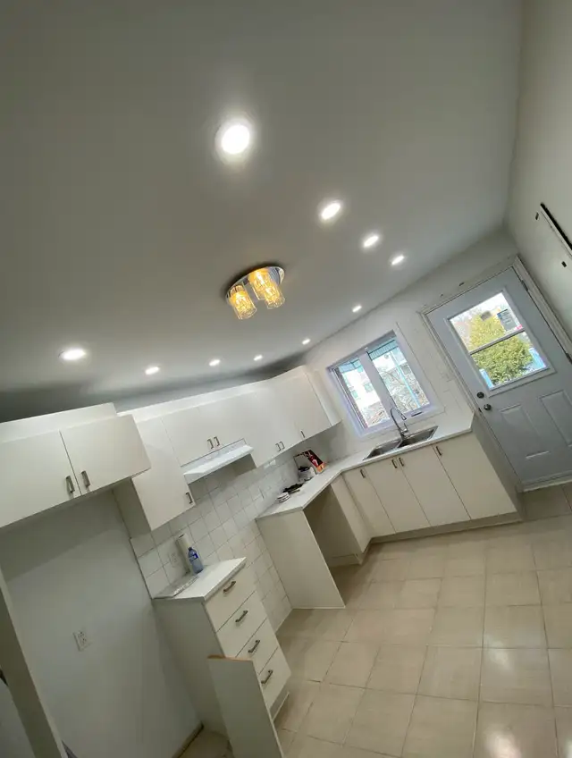 GRAND 5 ET DEMI AVEC BUREAU METRO SAUVÉ ( 3 CHAMBRES )