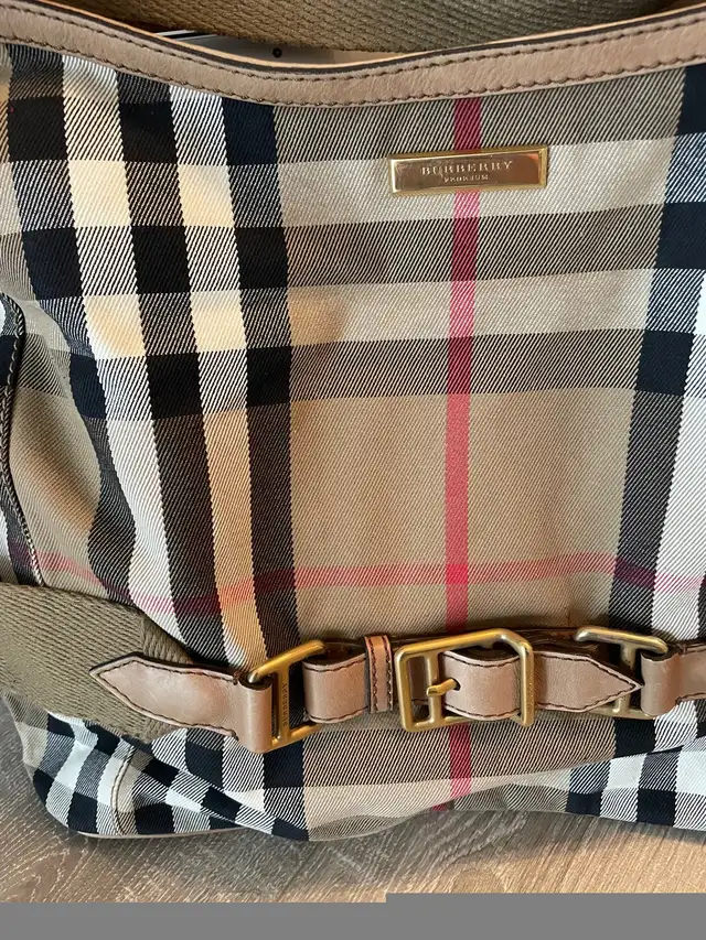 Burberry authentic bag  in Women's - Bags & Wallets in City of Toronto - Image 4