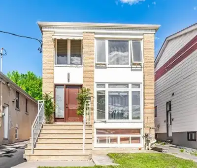 Duplex renovated with 4 units & 5 space parking. Great for big family living or rental investment. S...