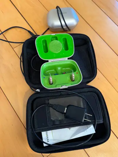 Phonak P90 hearing aids. *Comes with full kit and extra charger* Work amazing Full Bluetooth Connect...
