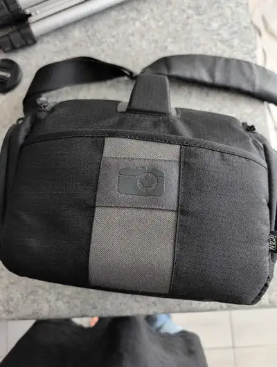 This ICAN camera bag is perfect for photographers on the go! It's in great condition, offering ample...