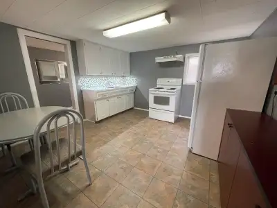 Cozy Bachelor Suite – w/ Private Entrance
