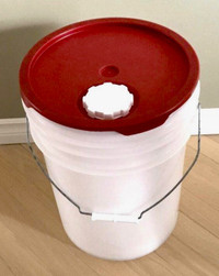 Seau de 5 gallons avec couvercle refermable /5 gal pail with lid