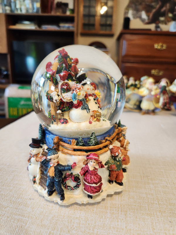 Musical Christmas Globe in Arts & Collectibles in Thunder Bay - Image 3