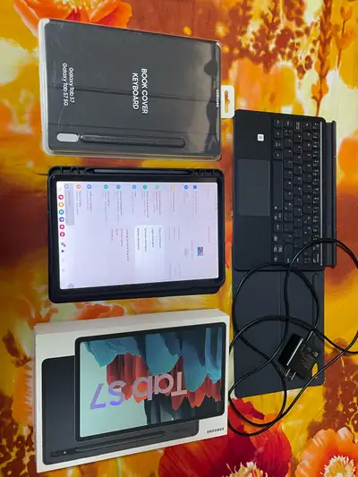 I am selling my Samsung Galaxy Tab S7 11” 128gb tablet! It is like brand new. No scratches or dents...