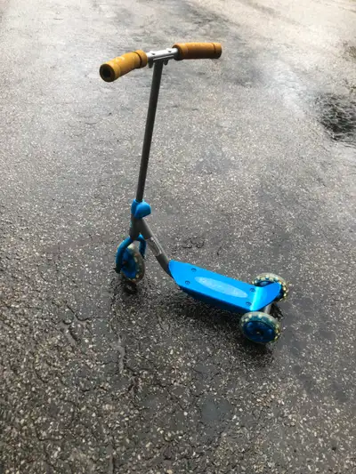 Razor for kids, Helmet for 3+ toddler - Fairview Mall area, View more