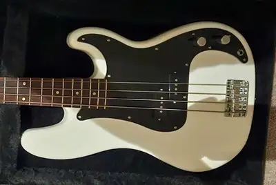 Squire affinity P bass + hard shell case, View more