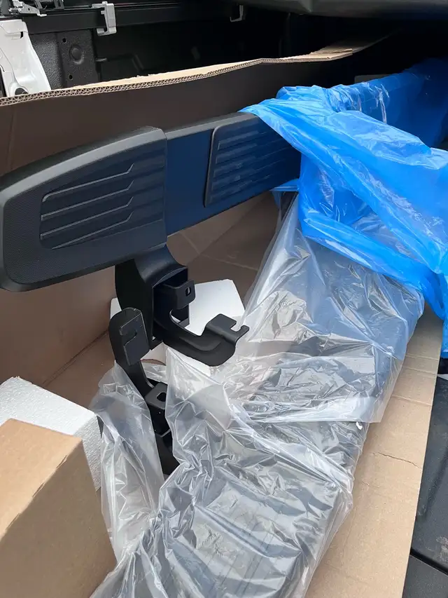 2026 GMC crew cab elevation “ running boards” in Other Parts & Accessories in North Bay - Image 2