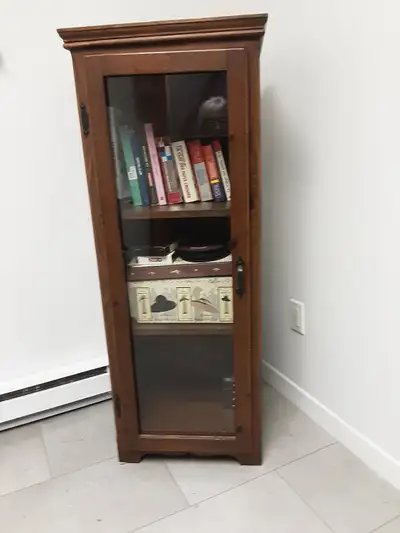 Bibliothèque en bois : Hauteur 48 pces x 18 pces largeur x 15 pces profondeur. Vraiment jolie et vin...