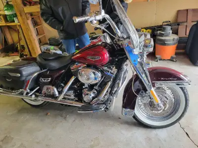 2002 Harley Davidson Road King Classic 1450 cc Pristine condition Rides perfect Quick release windsh...