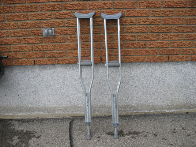 Béquilles aluminium dans Santé et besoins spéciaux  à Ouest de l’Île