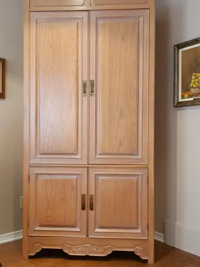 Armoire en véritable bois franc, avec espace pour télé/écran plat. 3 tiroirs avec tablettes pour ran...