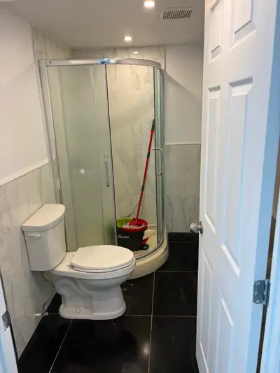 4 1/2 à Saint-Léonard – Demi sous sol ️ 2 chambres fermées Grande chambre principale ☀️ beaucoup de...