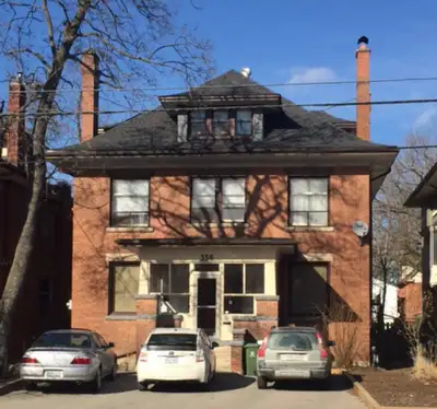 Sunny room in a 4 bdrm apartment in a duplex home on Aberdeen Av