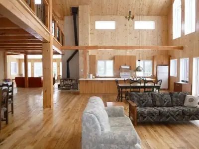 Grand chalet lumineux sur un terrain de 40 acres a une heure de Montreal. Acces au lac pour embarcat...