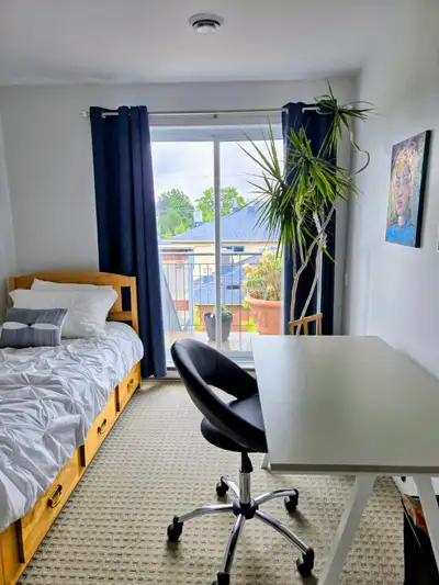 Deux ou trois jours semaine/Pas les weekends! Petite chambre meublée. Lit simple. Balcon. Condo avec...