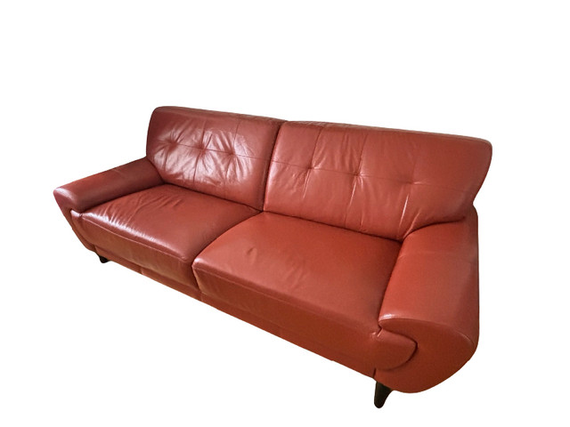 Beautiful Burnt Orange Leather Couch - Excellent Condition! dans Sofas et futons  à Ville de Montréal