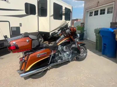 2 owner CVO Ultra with only 40,700 kms . 110 inch stage - 6 spd w / Vance & Hines monster ovals . Dr...