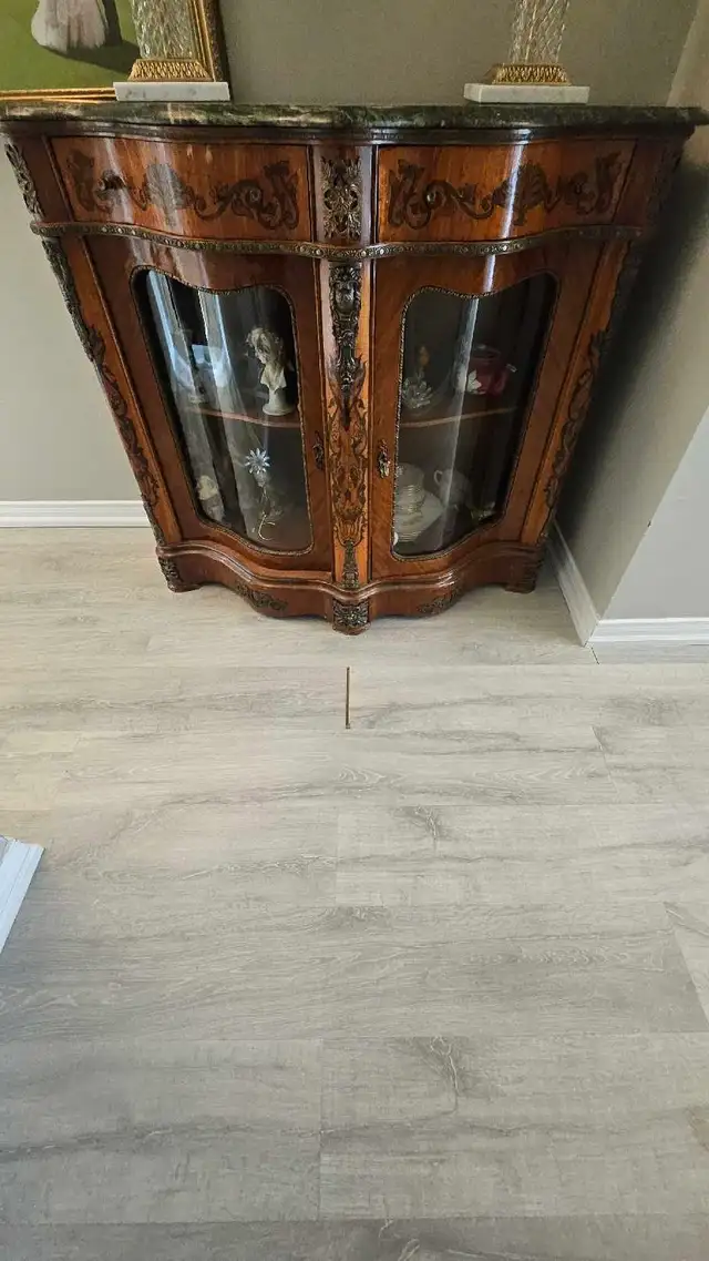 Antique French Style Display Cabinet in Hutches & Display Cabinets in Markham / York Region - Image 7