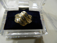 DIAMOND BAGETTE RING SET IN 14 CARAT GOLD.