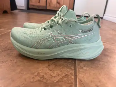 Excellent Condition Runners. Size 8, regular width. 50 km of running on them Retail new for $209. Wi...