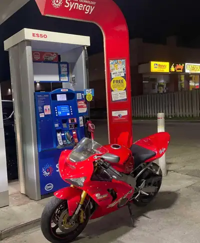 I am the second owner of this Kawasaki Ninja ZX6R. 42,000km. - Full Akrapovic exhaust (headers and s...