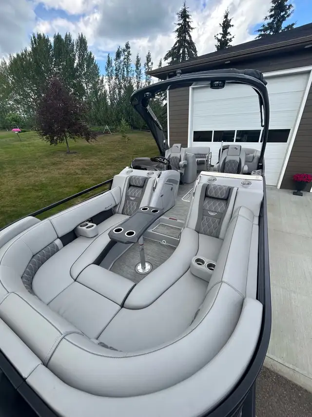 Bennington Pontoon Boat in Powerboats & Motorboats in Edmonton - Image 6