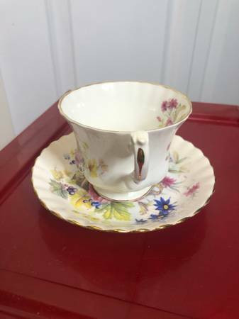 Vintage Royal Albert Tea Cup and Saucer Set Bone China England in Arts & Collectibles in Burnaby/New Westminster - Image 3