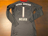 2017-2018 Bayern Munich Goalkeeper Jersey - Manuel Neuer - M