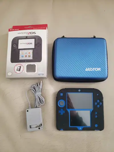 Nintendo 2ds in great condition with stylist and SD card! Protective silicone jacket w/ box, charger...
