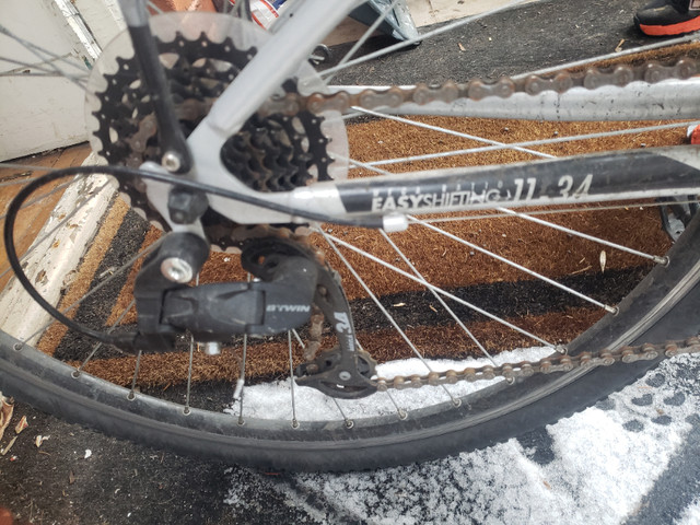Velo hybride pneu clouté neuf bicycle studded tire dans Châssis et pièces  à Ville de Montréal - Image 3