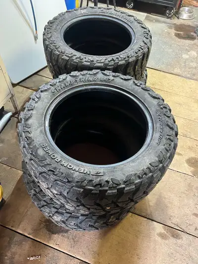 Venom swampthing m/t 33x12.5r20. 80% tread. $1,000 obo