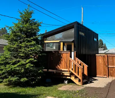 Brand new garden suite & garage in Mayfield!