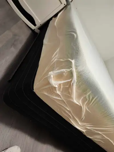 Queen size matters base and metal base with wheel eaily move we are moved pic up silverberry its new...