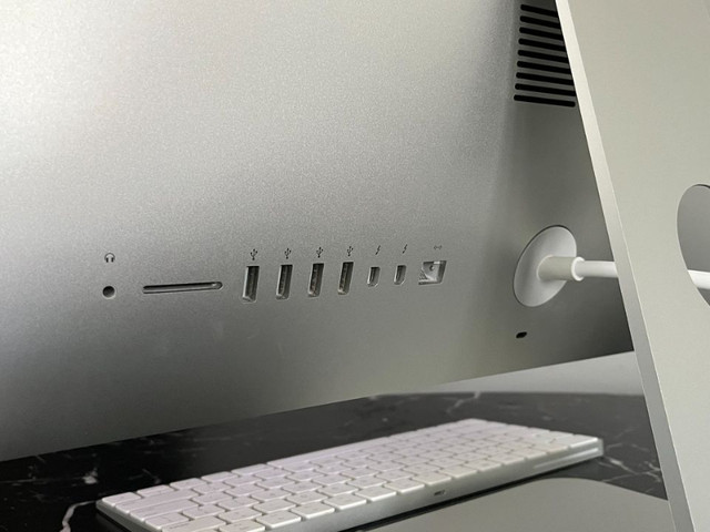 iMac 21.5" Incredible Condition in Desktop Computers in City of Toronto - Image 4