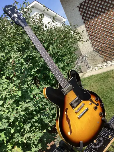 Epiphone ES 335 DOT W/case and upgraded locking tuners, View more