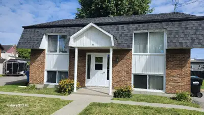 Belle opportunité ! Cet immeuble à revenus, composé de 4 logements de 3 1/2, est situé dans un secte...