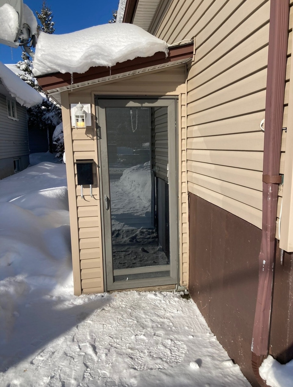 2-Bedroom Basement Apartment – $1,600 Heat & Light Included 2