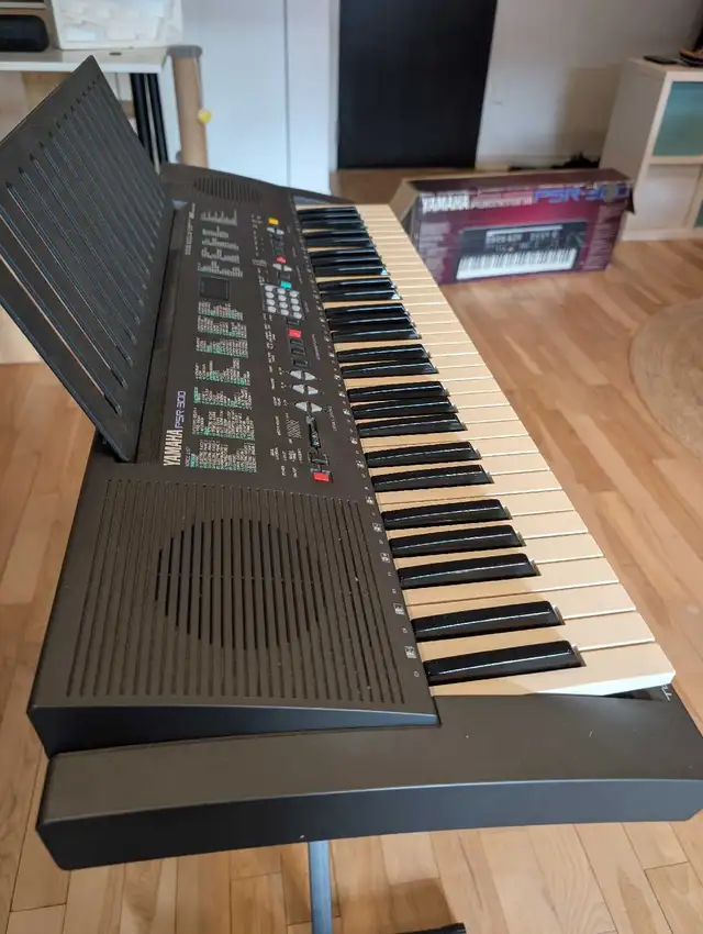 Clavier Yamaha PSR 300 in Pianos & Keyboards in City of Montréal - Image 7