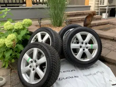 À vendre 4 pneus d’hiver Michelin X ice - compatible avec Lexus ES / Toyota Camry / etc… Dimensions...
