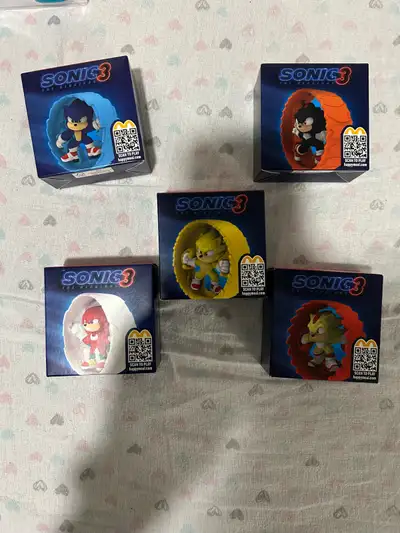 Set of 4 hedgehogs toys. Each toy comes in its own box with a unique character. Includes sonic, tail...