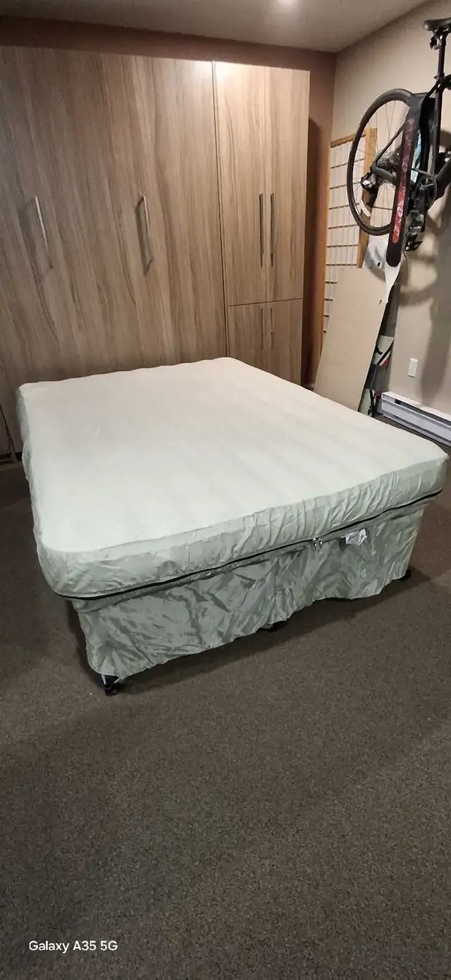Matelas pliant gonflable/Folding inflatable mattress in Other in Longueuil / South Shore - Image 4