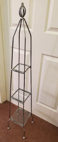 SQUARE GLASS/METAL STAND