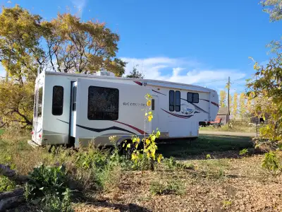 2008. Spacious, 3 slide rv. New awning & water heater. Solid wood table & chairs, w/storage. Sofa ma...