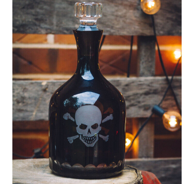 Skellington Skull and Crossbones Decanter Bottle and Glasses Set in Holiday, Event & Seasonal in City of Toronto - Image 4